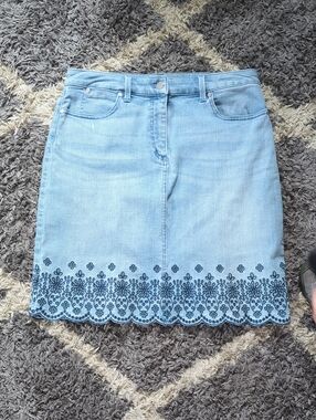 Talbots Light Blue Denim Mini Skirt with Navy Embroidered Hem Size Women's 6